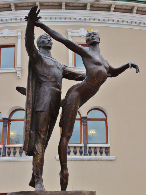 Памятник народным артистам П. Абашееву и Л. Сахьяновой
