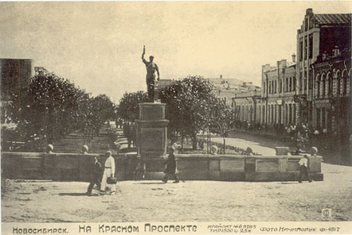 Фигура комсомольца-молотобойца на месте разрушенной часовни (между 1930—1938 гг.)