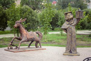 статуи в омске