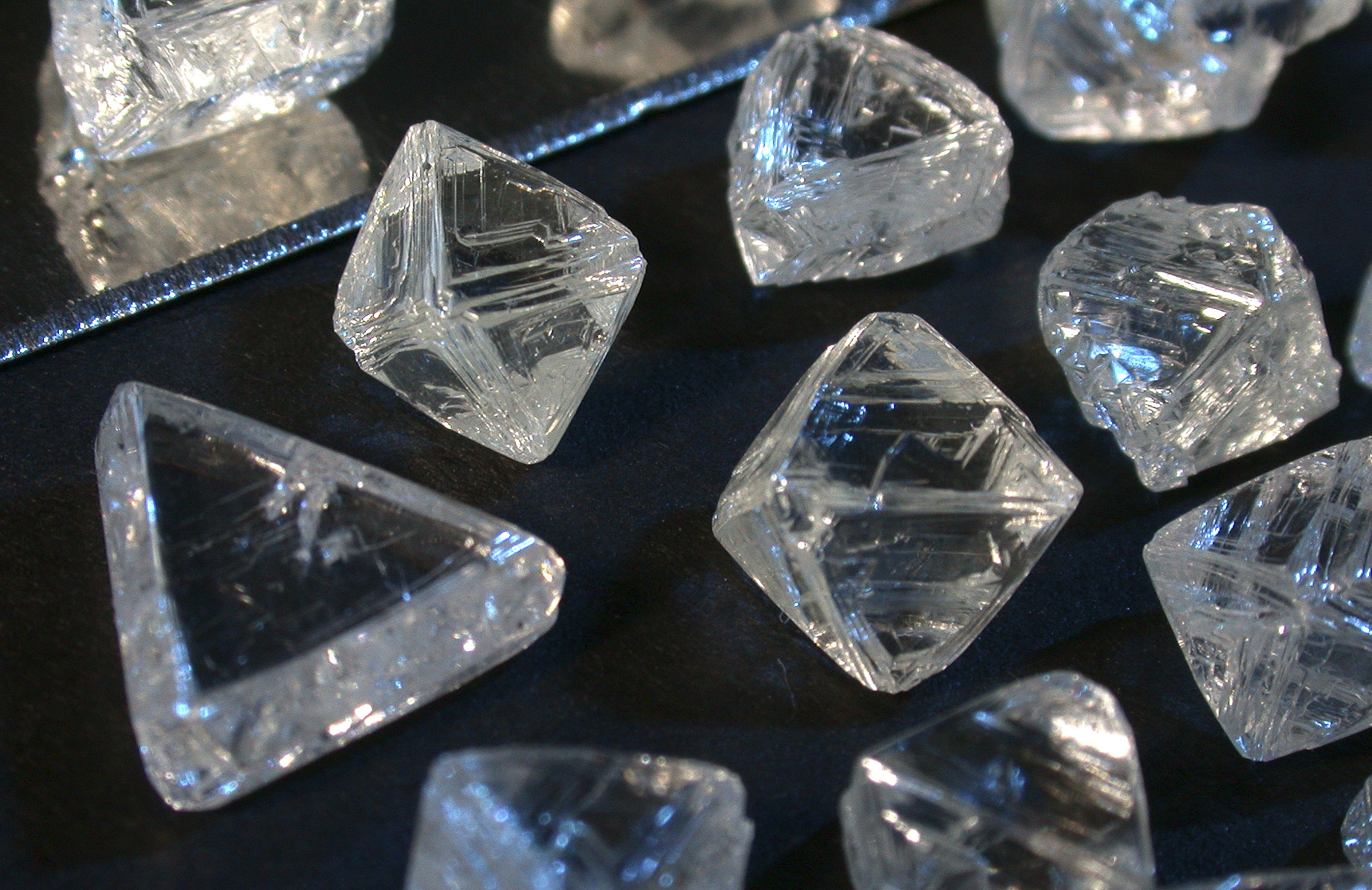 Diamond crystal. Де Бирс Алмаз. Кристал диамонд. Алмаз неограненный камень. Алмаз неограненный камень бриллианты.