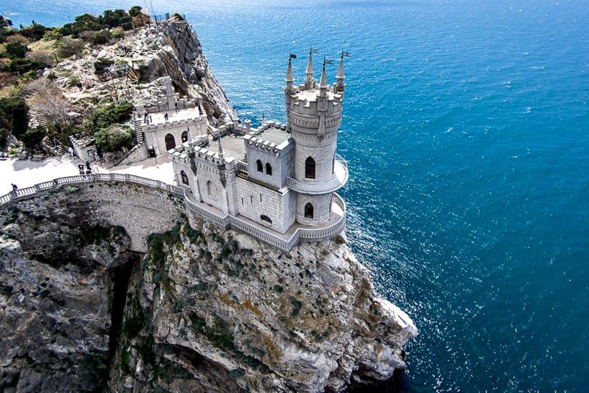 Где красиво в крыму. Дворцы Ласточкино гнездо Ялта. Замок Ласточкино гнездо в Крыму. Гаспра Ласточкино гнездо. Замок «Ласточкино гнездо» Ялта, Крым.