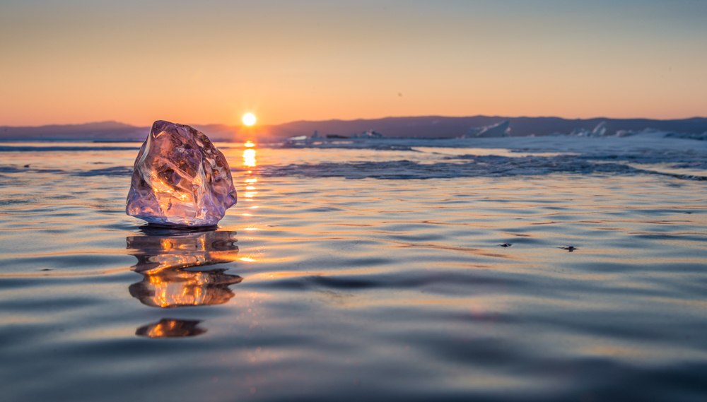 Байкальский лед на фоне прекрасного заката